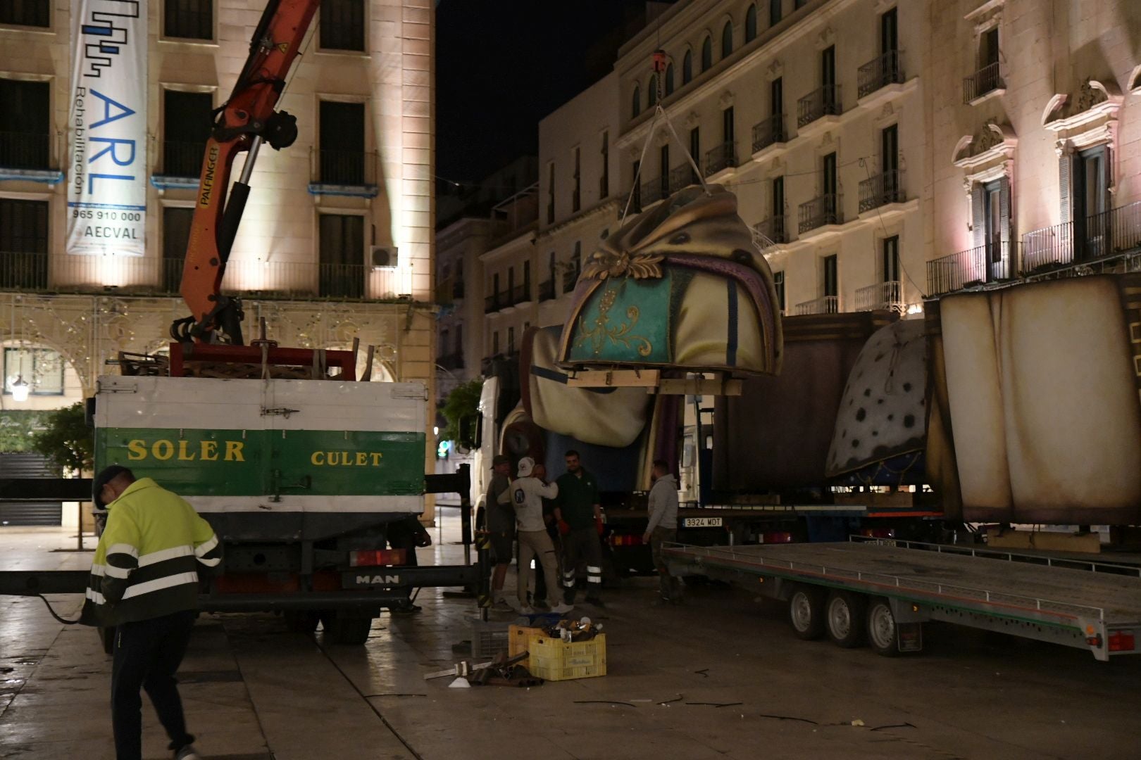 La llegada del Belén gigante de Alicante durante la madrugada, foto a foto