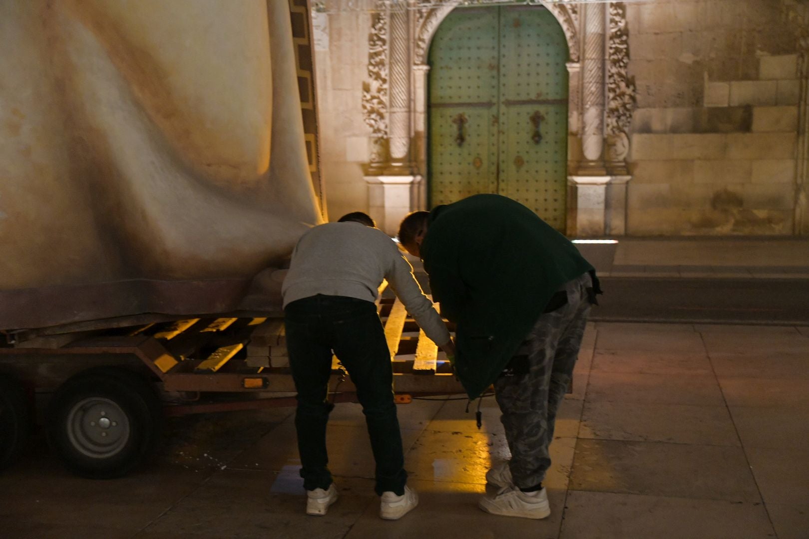 La llegada del Belén gigante de Alicante durante la madrugada, foto a foto