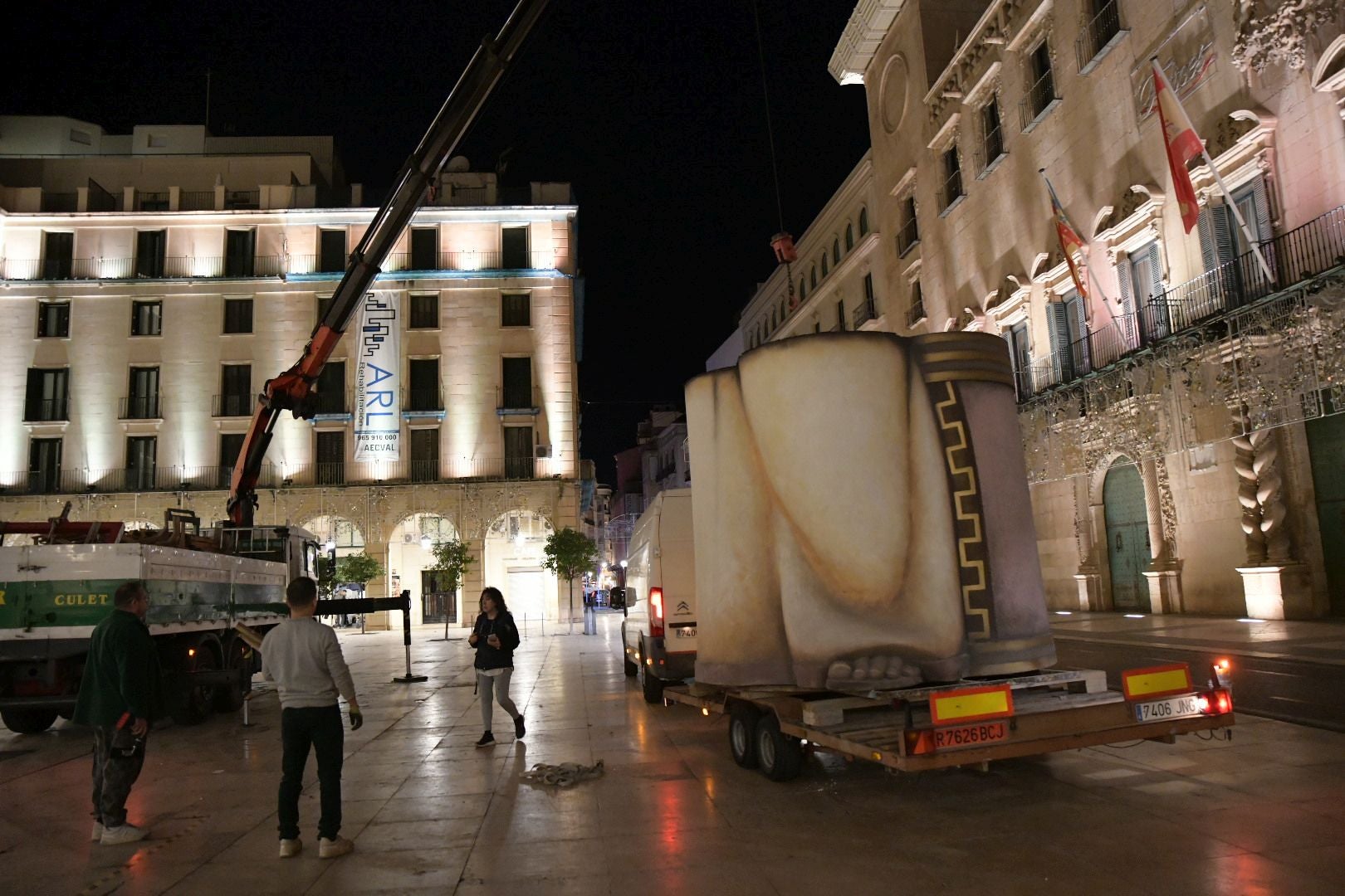 La llegada del Belén gigante de Alicante durante la madrugada, foto a foto