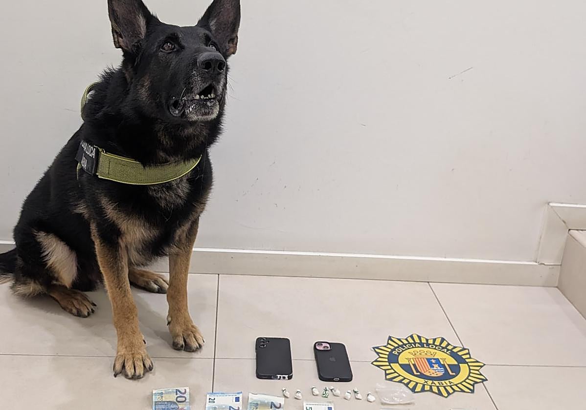 El agente 'Kosmo', con el alijo incautado.