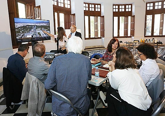 El jurado, reunido en la Diputación este lunes.