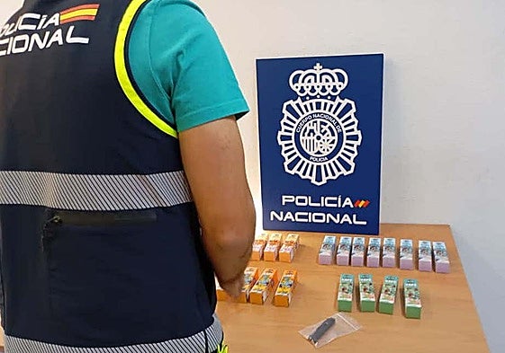 Agentes de Policía Nacional con los vapeadores incautados.
