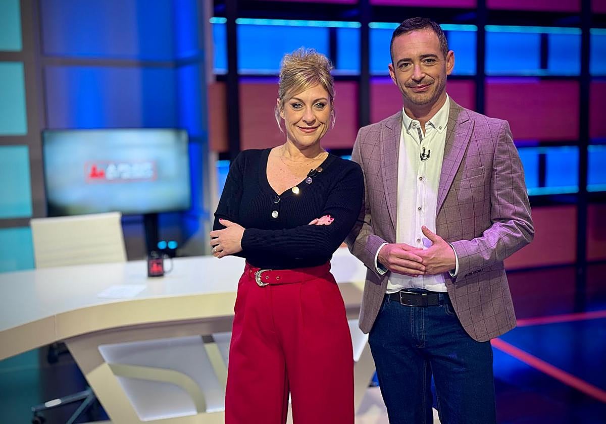 Mireia Llinares y Juan Nieto, presentadores de À Punt et busca.