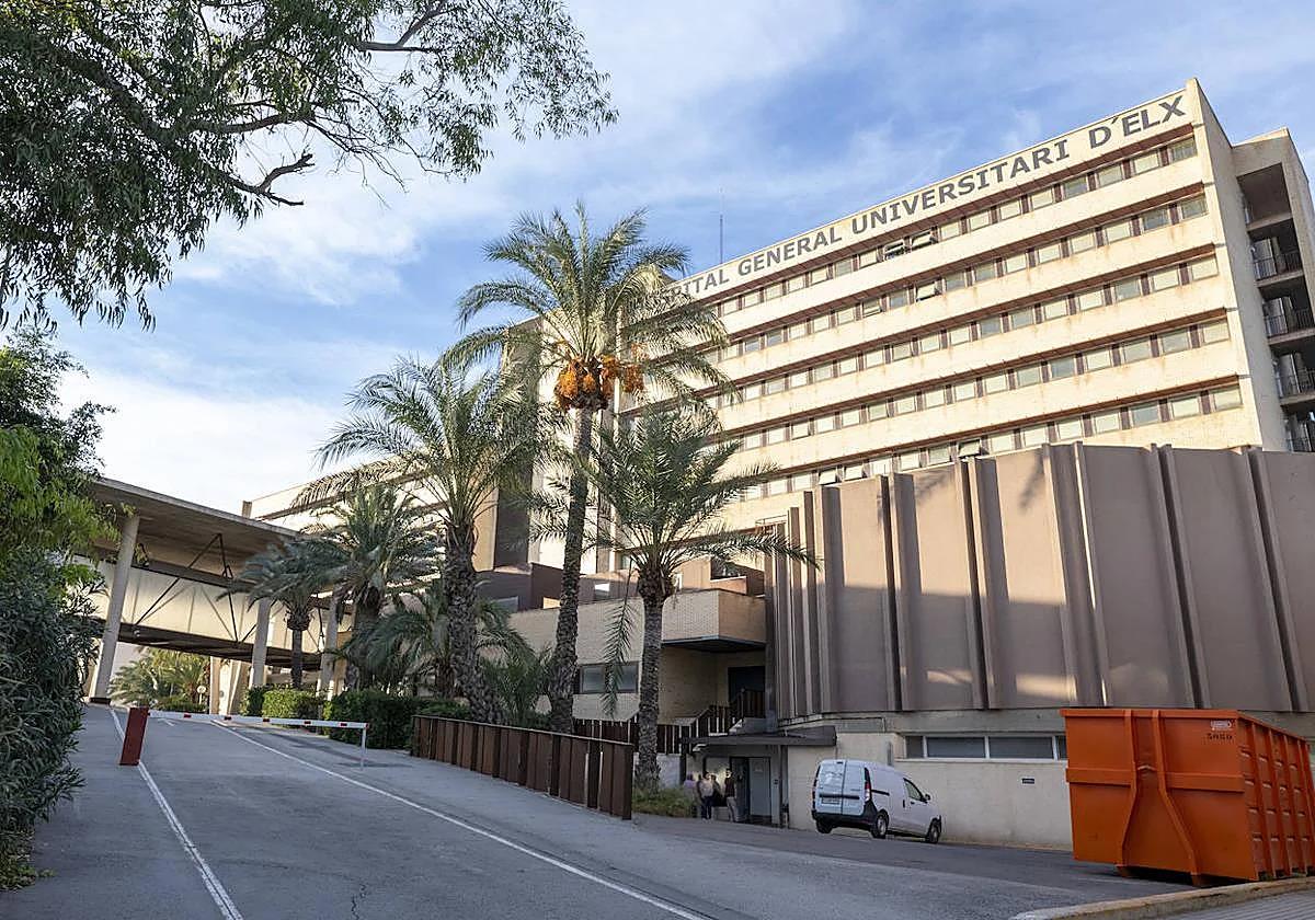 Imagen principal - Investigan si un paciente ingresado en Elche con meningitis por listeria ingirió un producto contaminado incluido en la última alerta alimentaria
