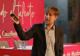 El doctor Enrique de Madaria en una reciente conferencia en Alicante.