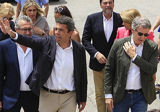 Carlos Mazón y Alberto Núñez Feijóo, entre otros cargos populares, el pasado junio en un acto en Alicante.
