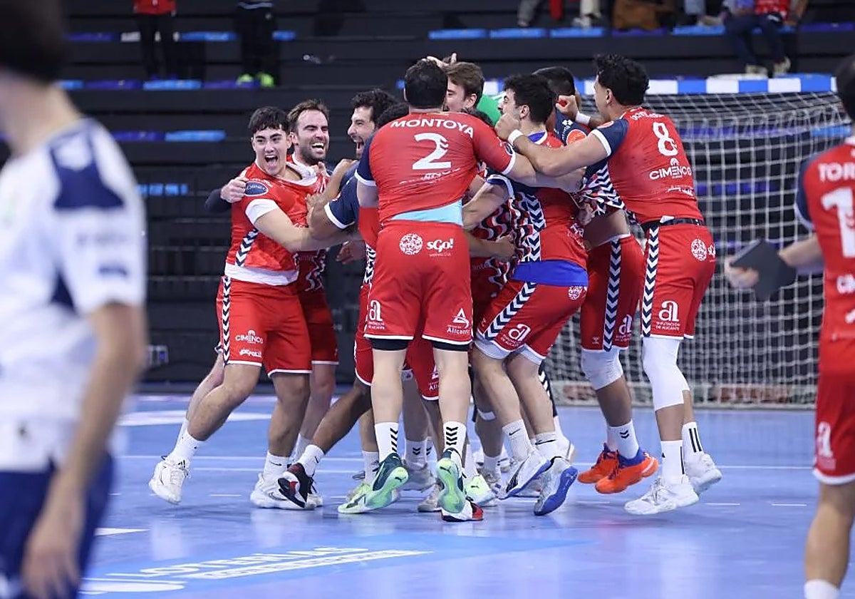 El Horneo EÓN Alicante celebra su victoria en Granollers.