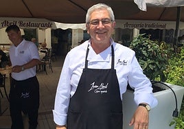 Juan Abril, presidente de Ahea, en una imagen de archivo frente a su local