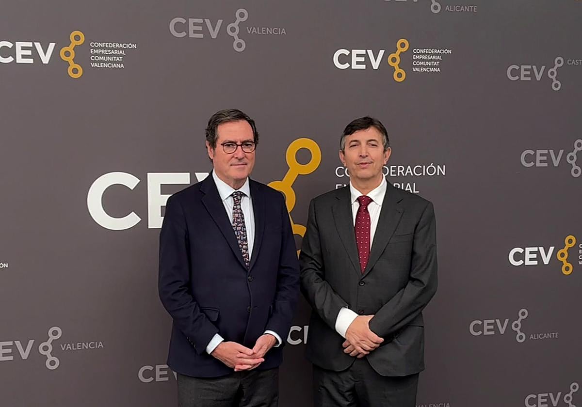Vicente Lafuente (derecha) junto con Antoni Garamendi (presidente de CEOE, a la izquierda)