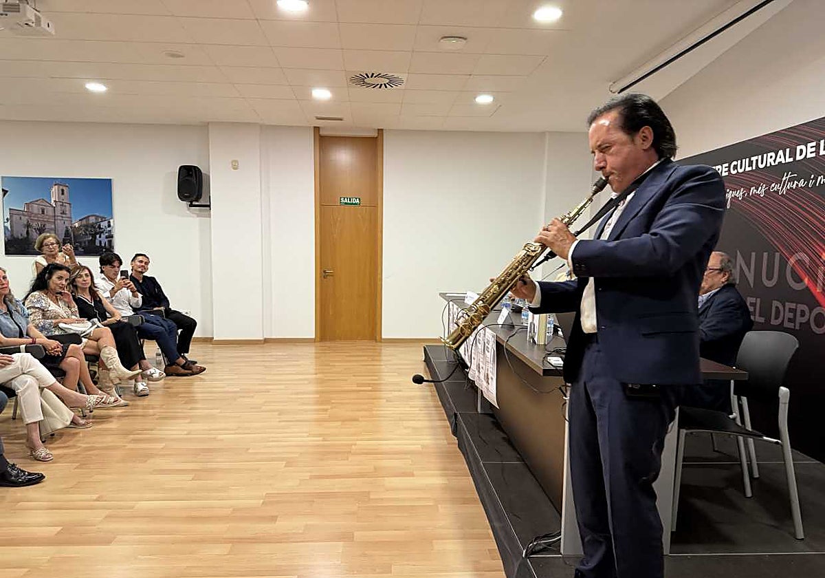 Román Rodríguez durante una de las sesiones de su centro