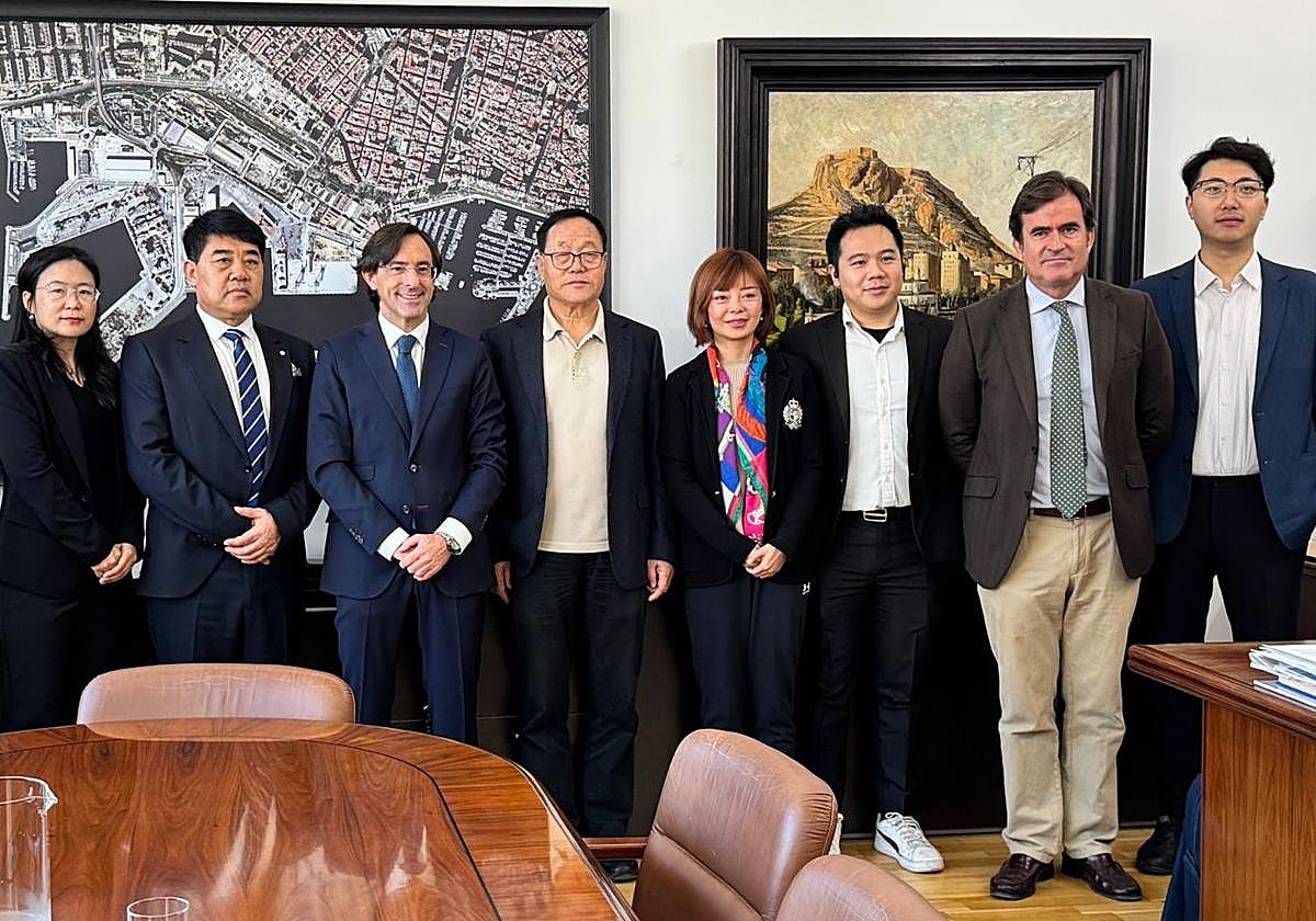 La delegación china, este martes con el presidente de la Autoridad Portuaria, Luis Rodríguez.