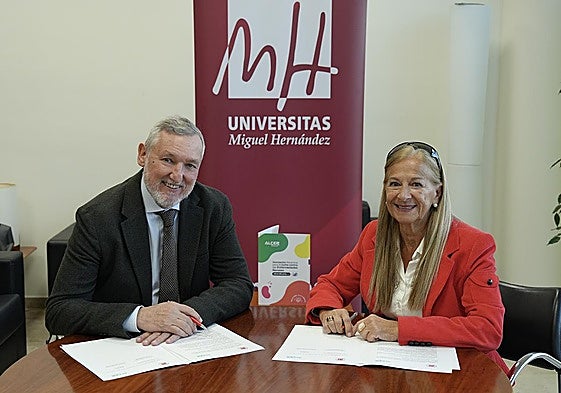 El vicerrector de Planificación y Responsabilidad Social de la UMH, Domingo Orozco, y la presidenta de ALCER Alicante, María del Carmen Román, durante la firma del acuerdo.