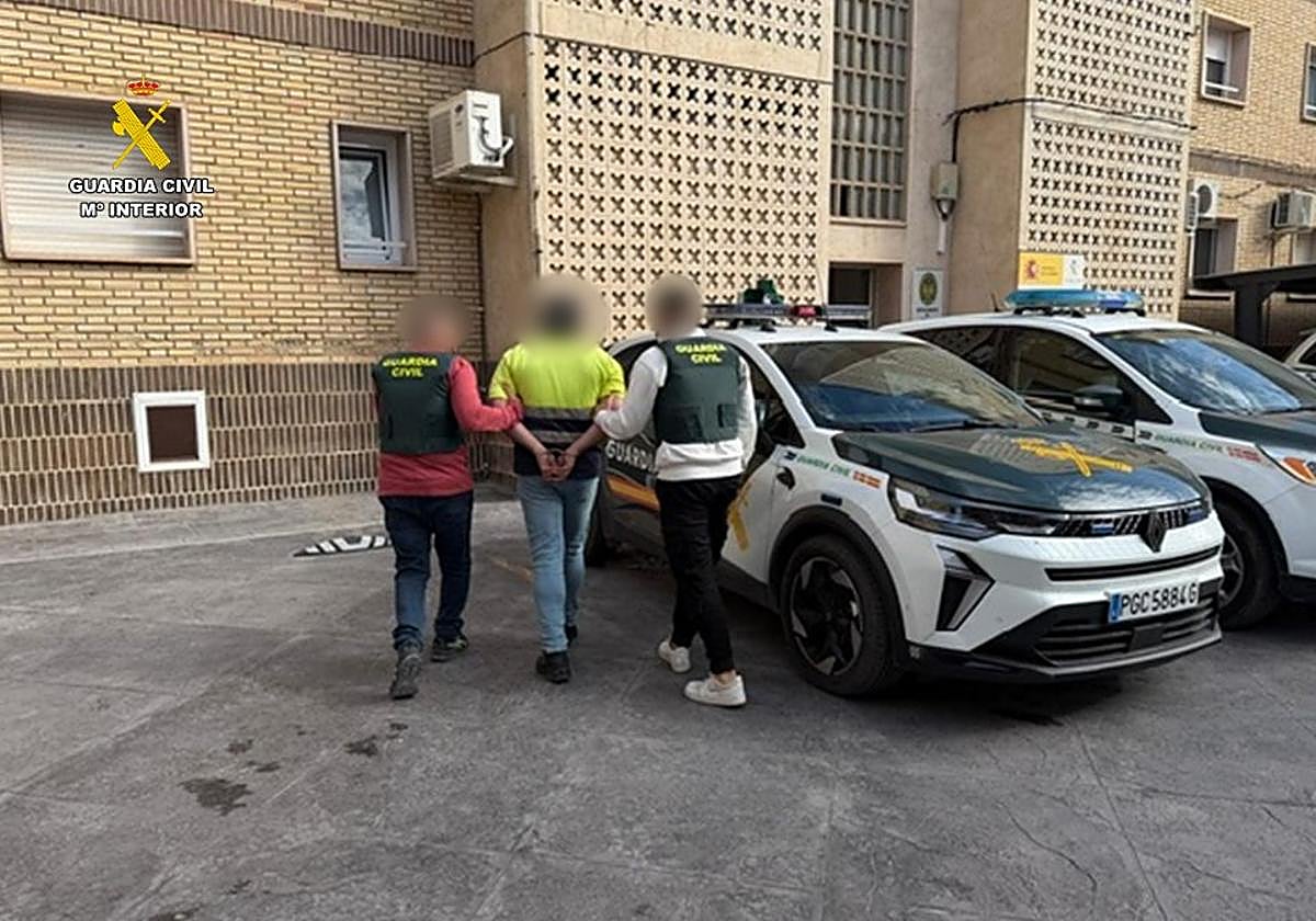 La Guardia Civil custodia a uno de los detenidos.
