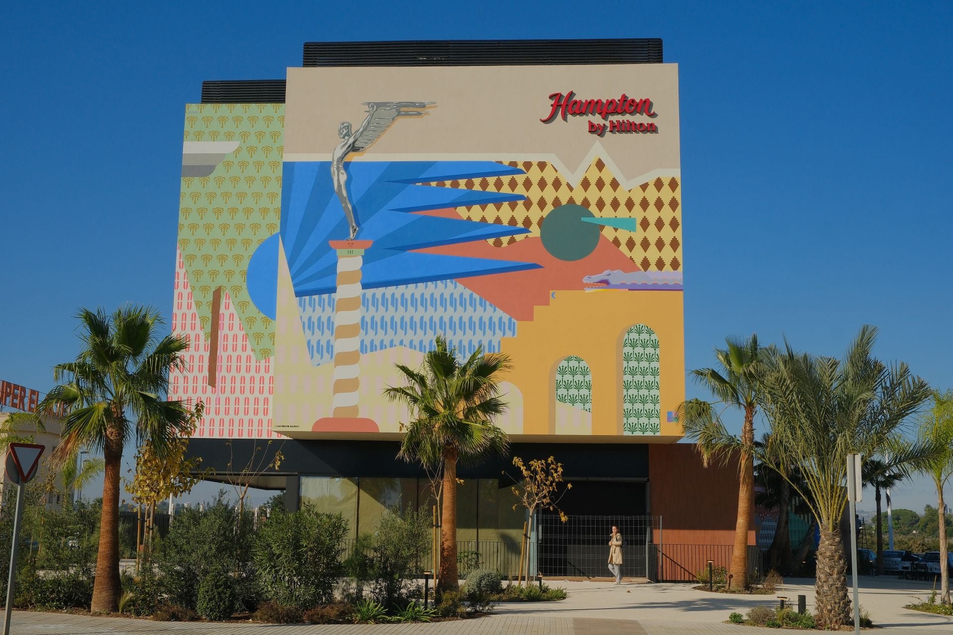 El aeropuerto de Alicante-Elche ya tiene hotel: Hampton by Hilton abre sus puertas