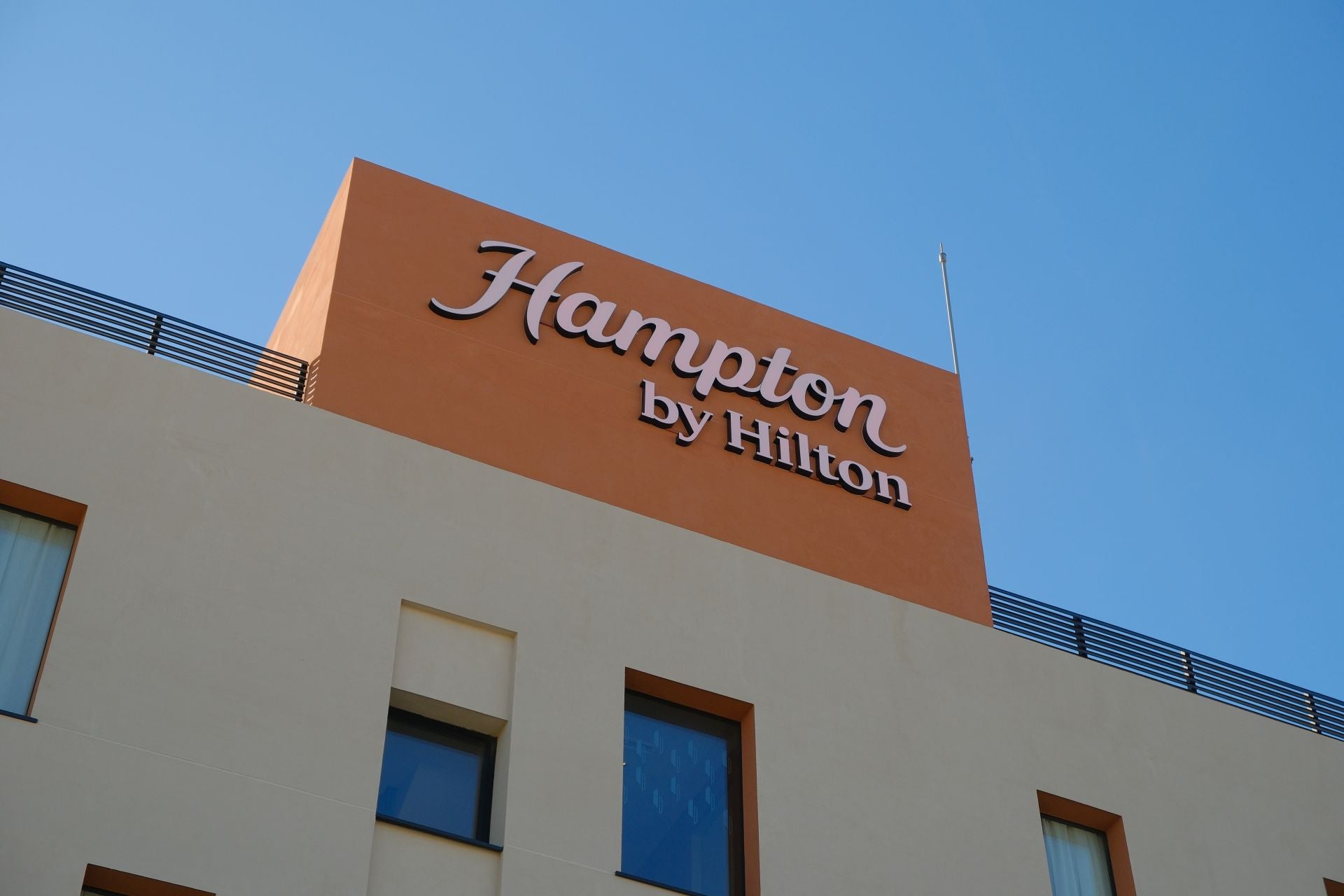 El aeropuerto de Alicante-Elche ya tiene hotel: Hampton by Hilton abre sus puertas