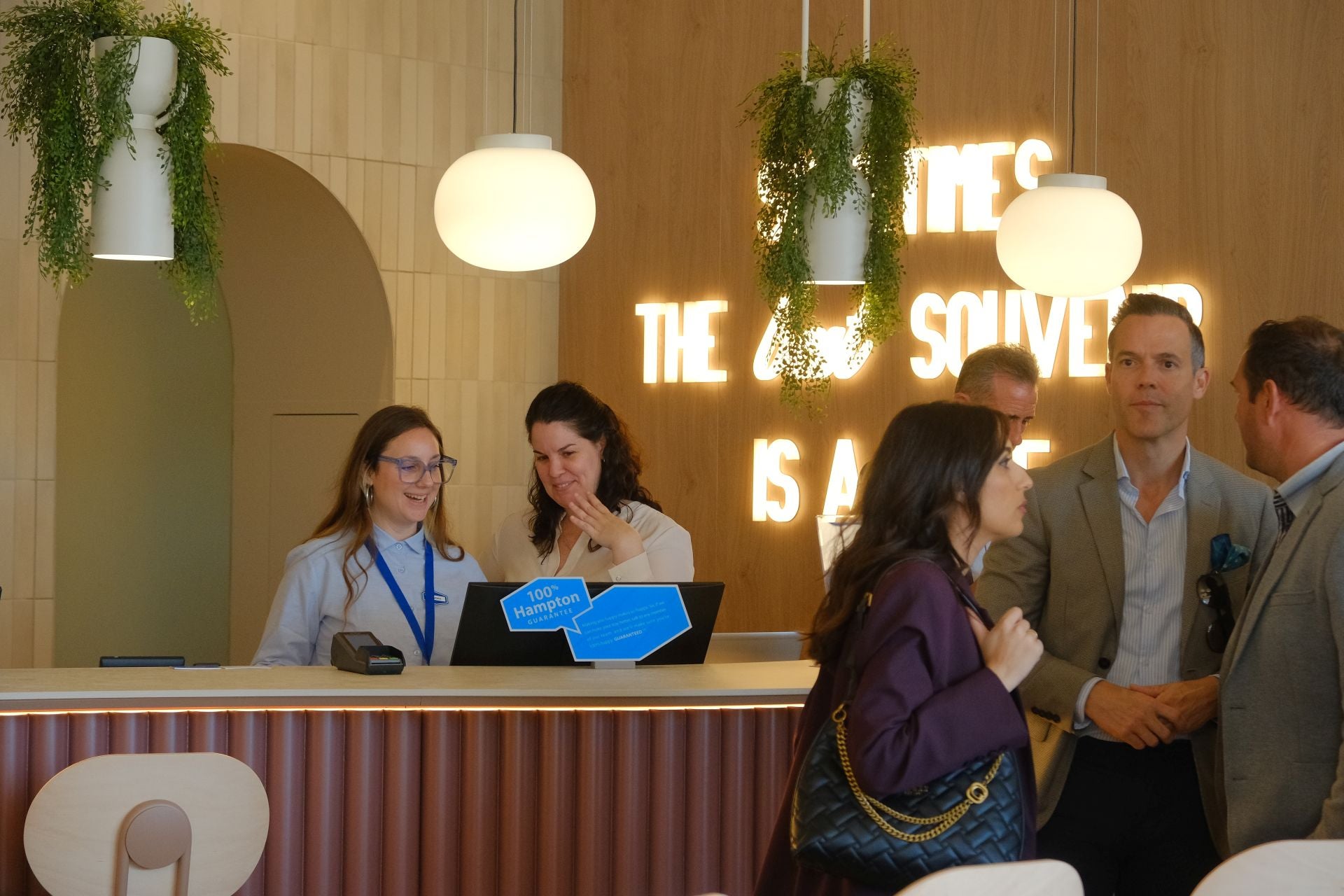 El aeropuerto de Alicante-Elche ya tiene hotel: Hampton by Hilton abre sus puertas