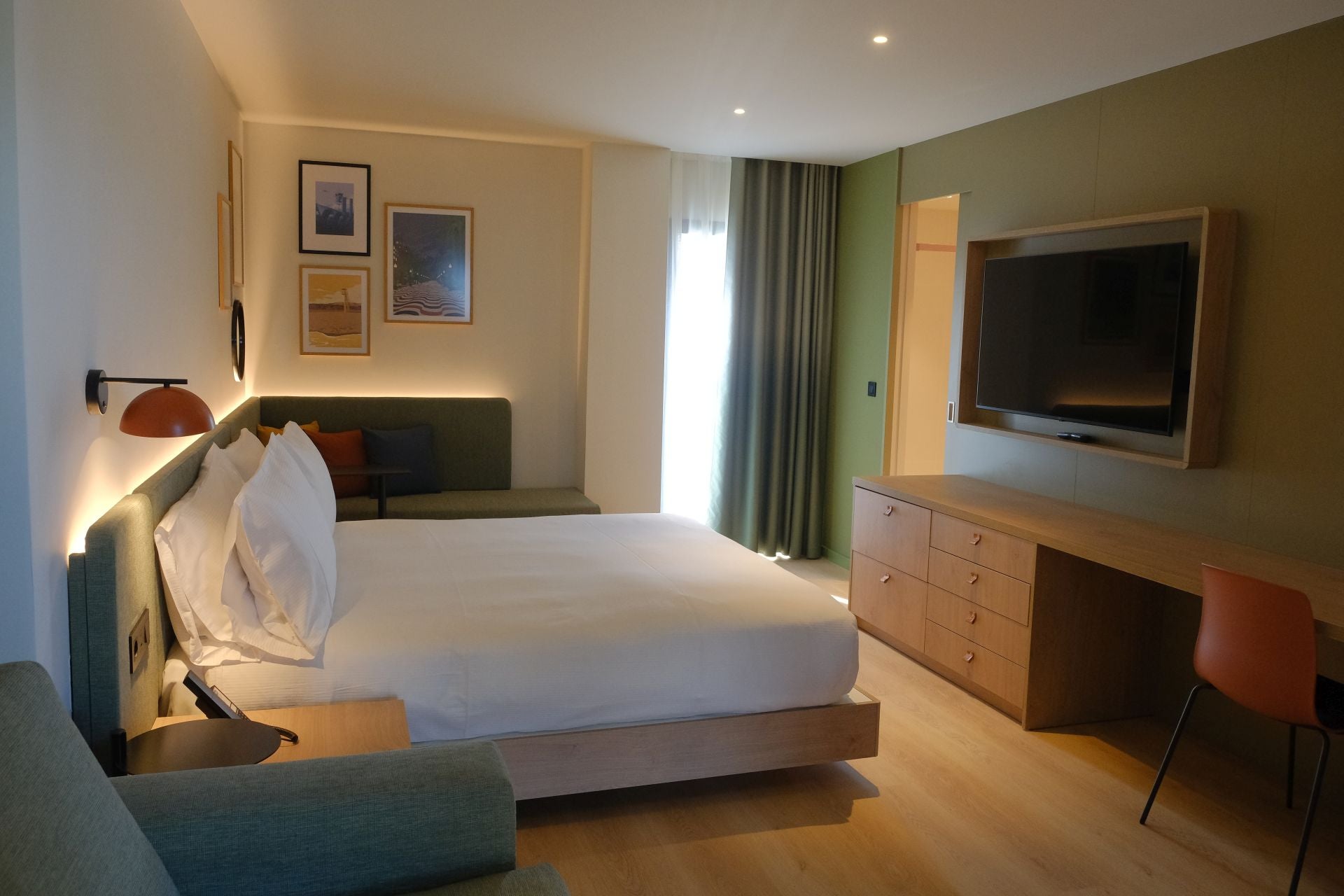 El aeropuerto de Alicante-Elche ya tiene hotel: Hampton by Hilton abre sus puertas