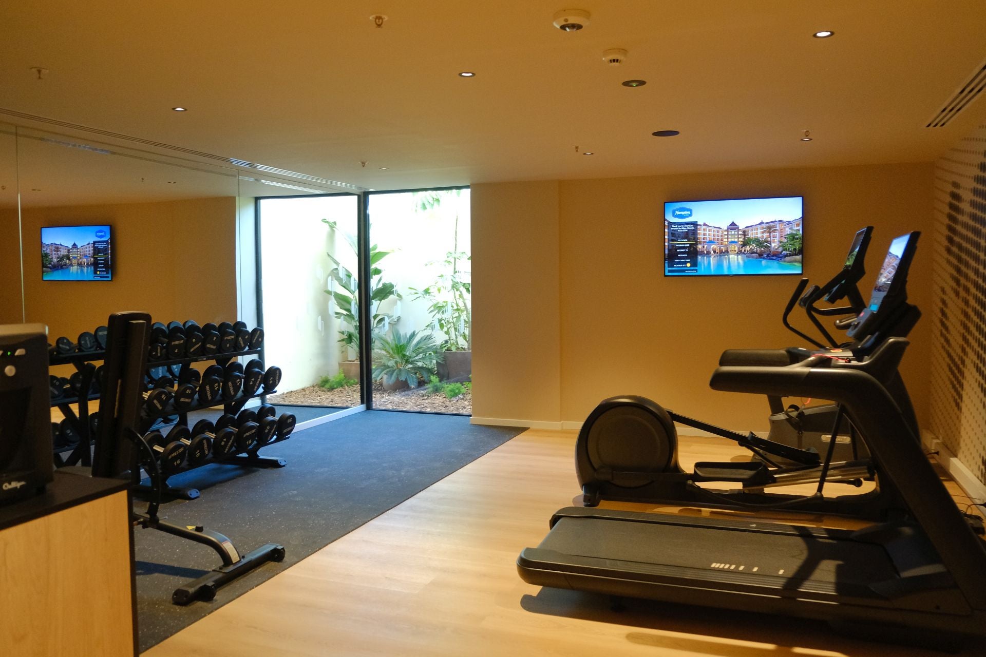 El aeropuerto de Alicante-Elche ya tiene hotel: Hampton by Hilton abre sus puertas