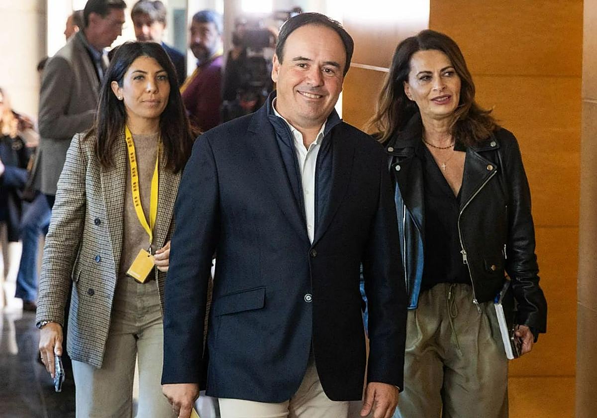 Pérez Llorca enters the Vinatea room in Les Corts where his colleagues awaited to ratify his candidacy.