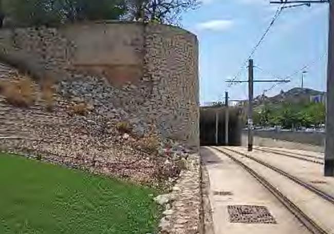 Estado del muro del Tram en el Barrio Obrero.