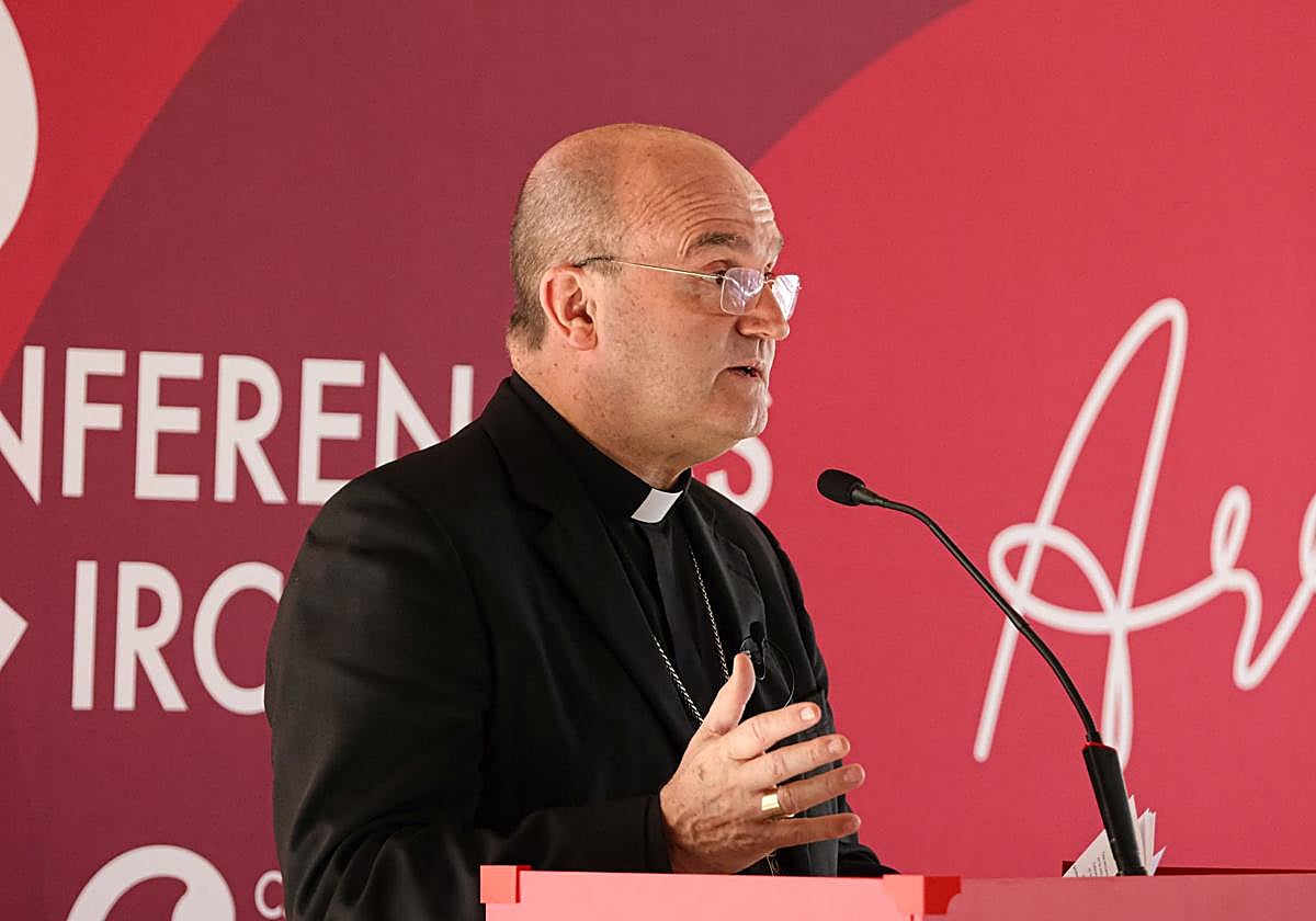 El obispo Munilla durante una conferencia.