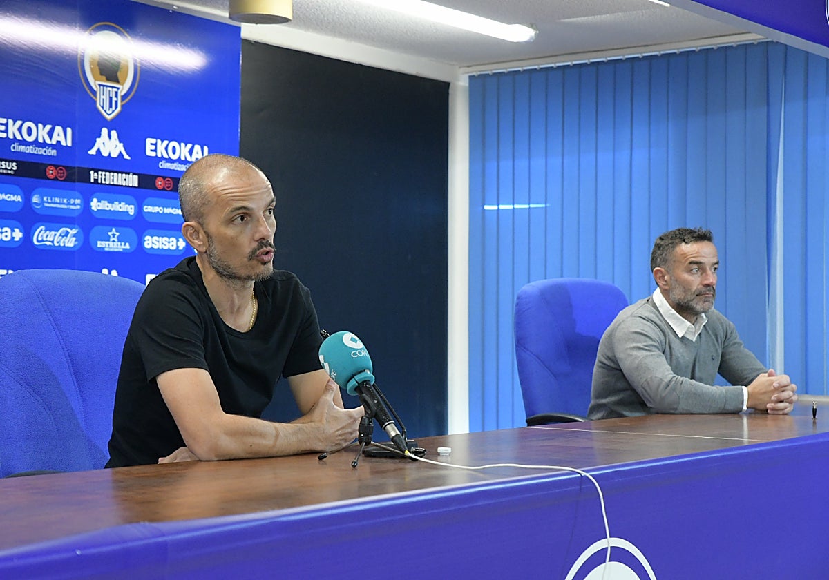 Beto Company and Paco Peña during the presentation of the new coach.