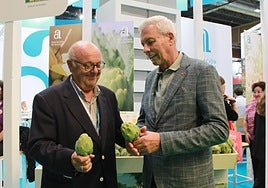 Antonio Ángel Hurtado y Antonio Galindo, durante la asamblea anual de la Asociación Alcachofa de la Vega Baja.