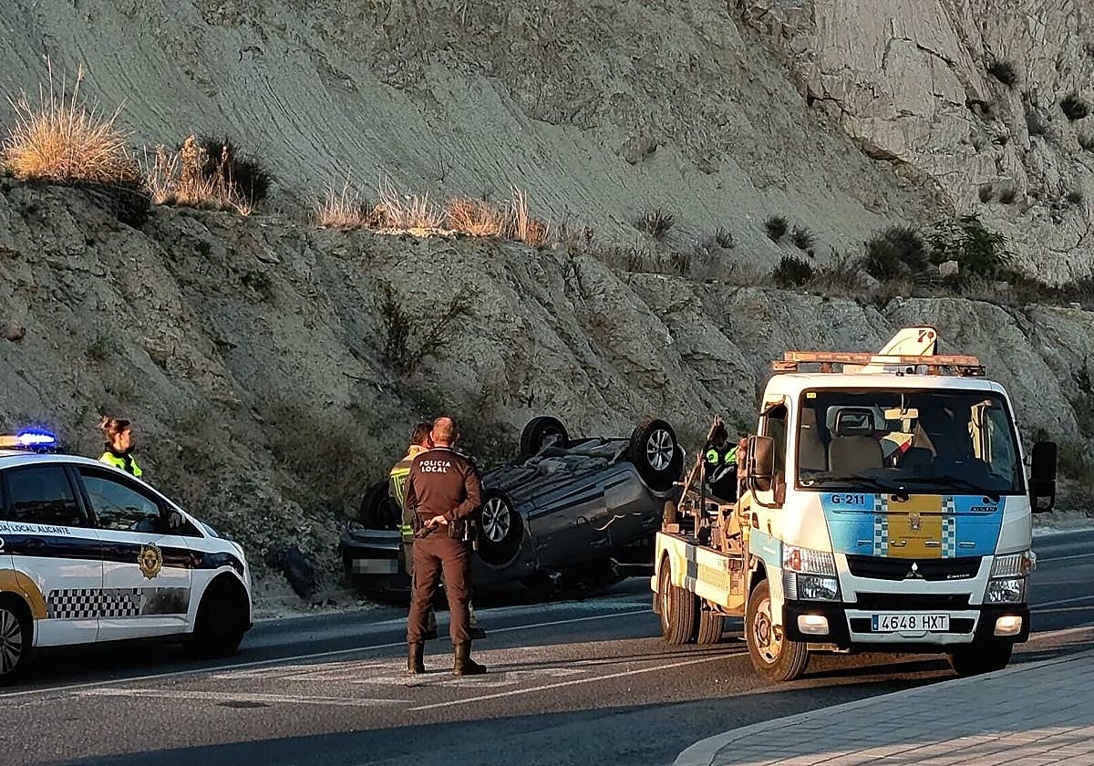 Efectivos municipales junto al vehículo siniestrado.