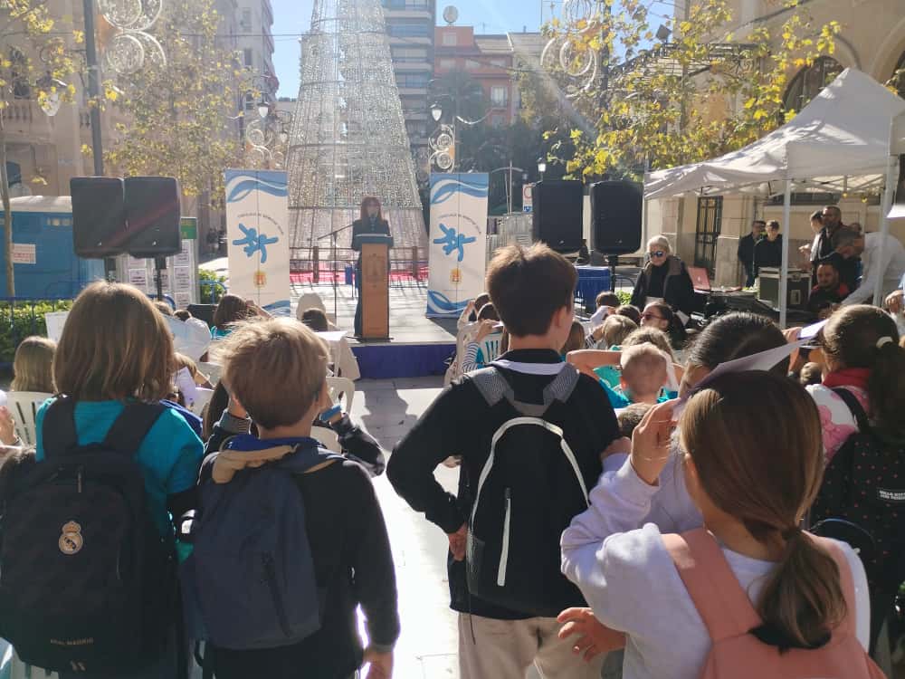 Imagen secundaria 1 - Cientos de niños celebran en Alicante el Día de la Infancia