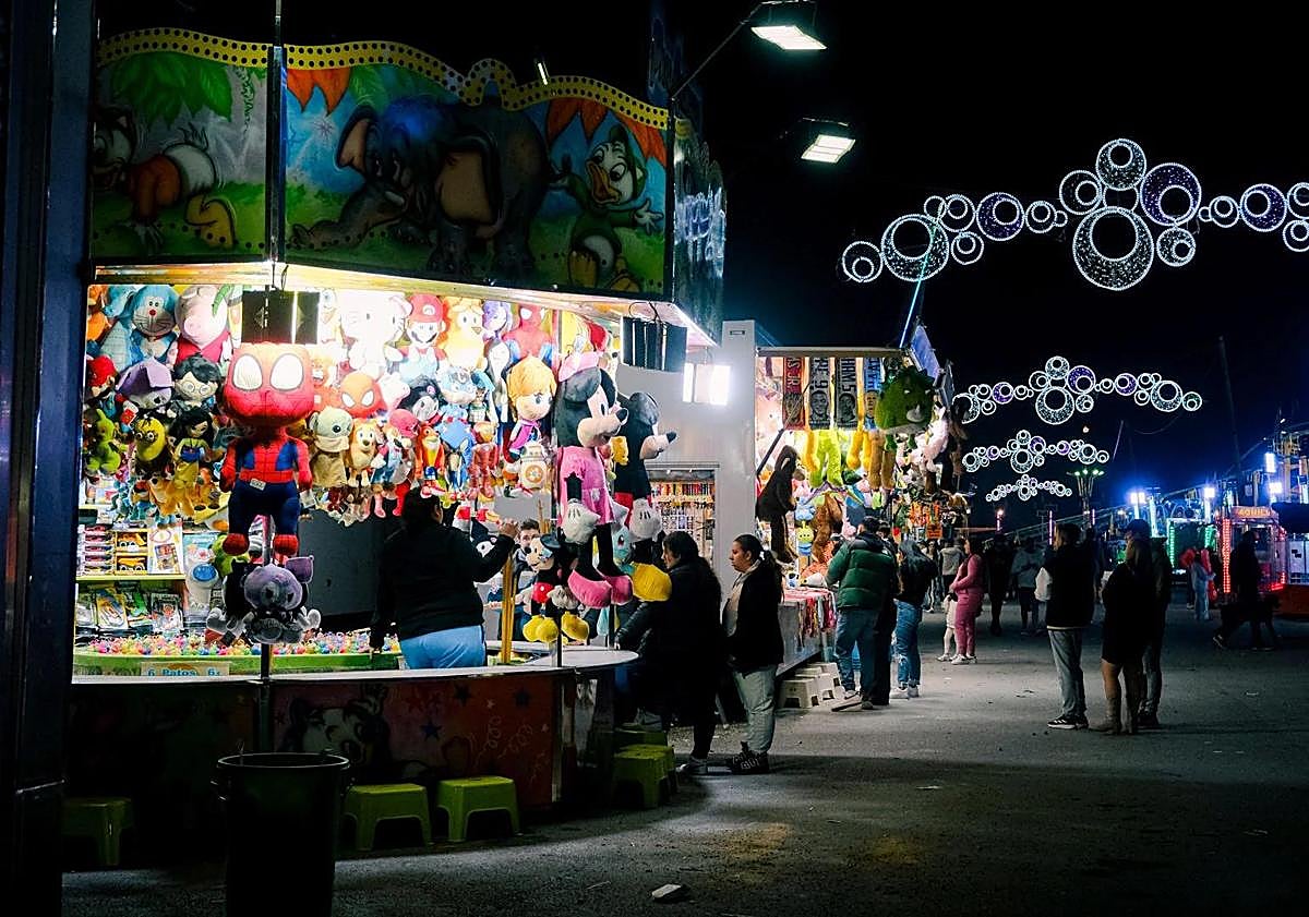 Imagen principal - Feria de Navidad de Alicante 2024. 