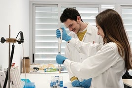 Dos de los tres fundadores de la startup en su laboratorio en la UMH.