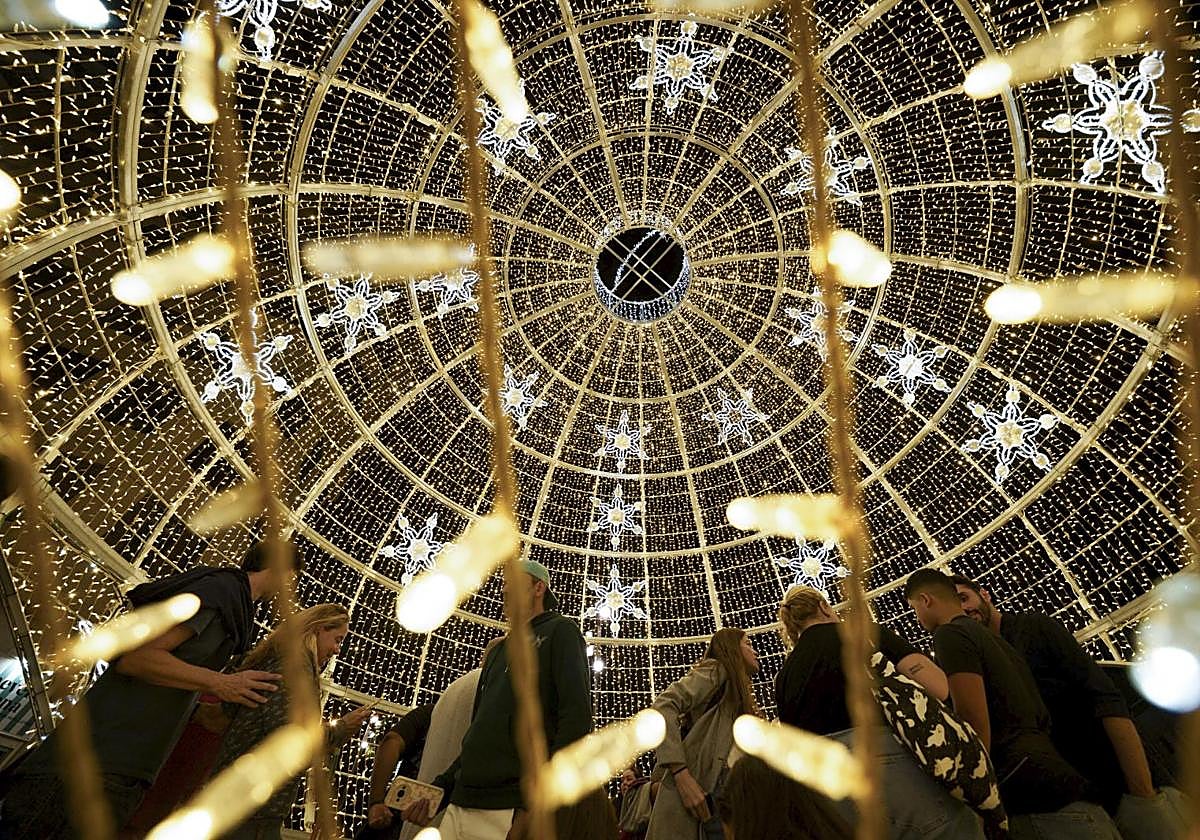 Imagen principal - Alicante se baña en tonos champán con el encendido de las luces de Navidad más brillantes de la historia