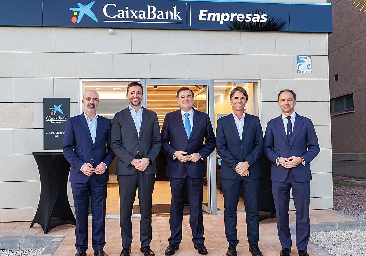 Felipe Pulido y Roberto Martínez durante la inauguración del nuevo Centro de Empresas de CaixaBank en Elche.