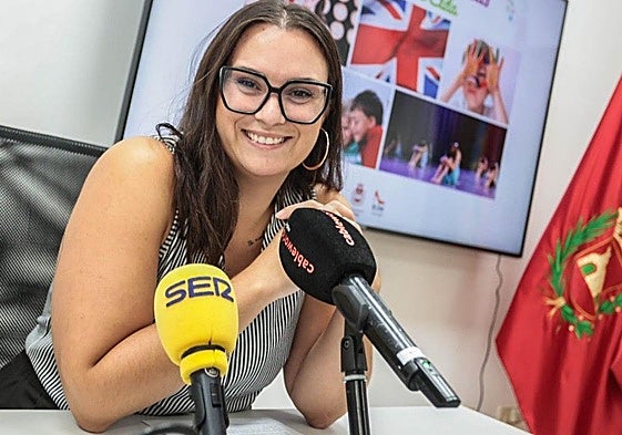 La concejala María Gisbert durante la presentación del reconocimiento otorgado al Ayuntamiento de Elda.