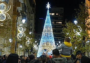 Alicante se baña en tonos champán con el encendido de las luces de Navidad más brillantes de la historia