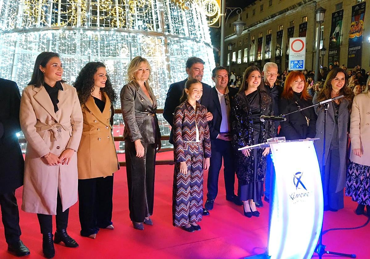 Imagen principal - Alicante se baña en tonos champán con el encendido de las luces de Navidad más brillantes de la historia