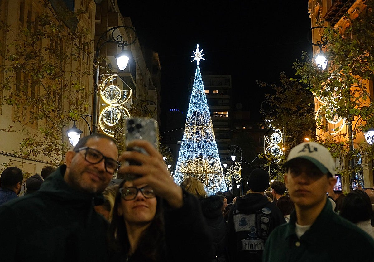 La Navidad ya brilla en Alicante con el encendido de luces