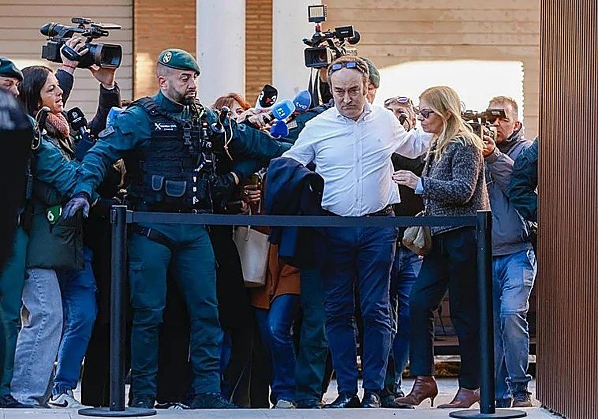 El restaurador, a su llegada al juzgado de Catarroja donde se investiga la dana.