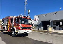 Bomberos en el polígono industrial donde ha ocurrido el incendio.