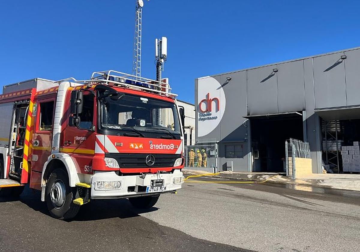 Bomberos en el polígono industrial donde ha ocurrido el incendio.