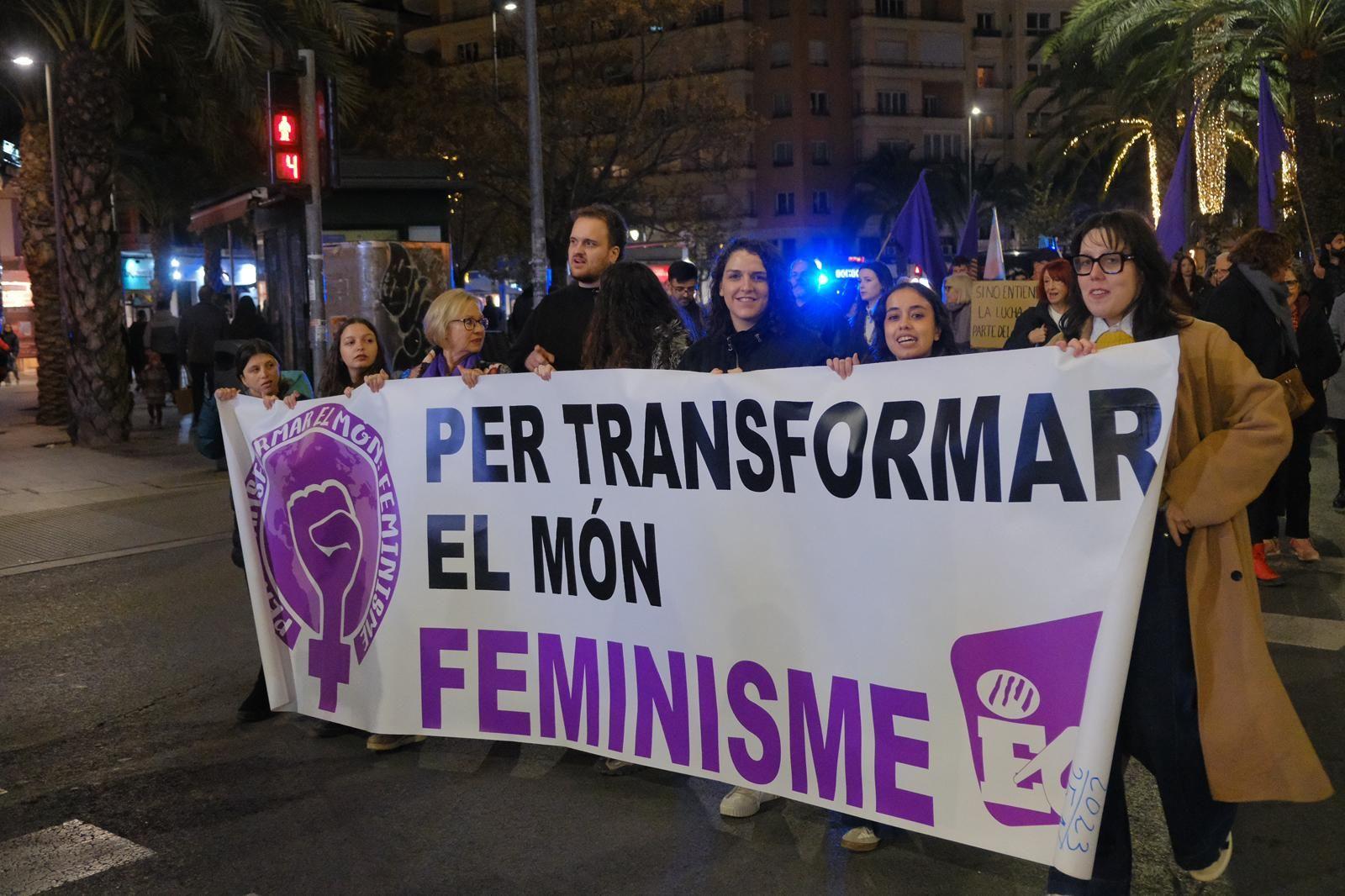 Las antorchas toman el centro de Alicante en una marcha multitudinaria por el 25N