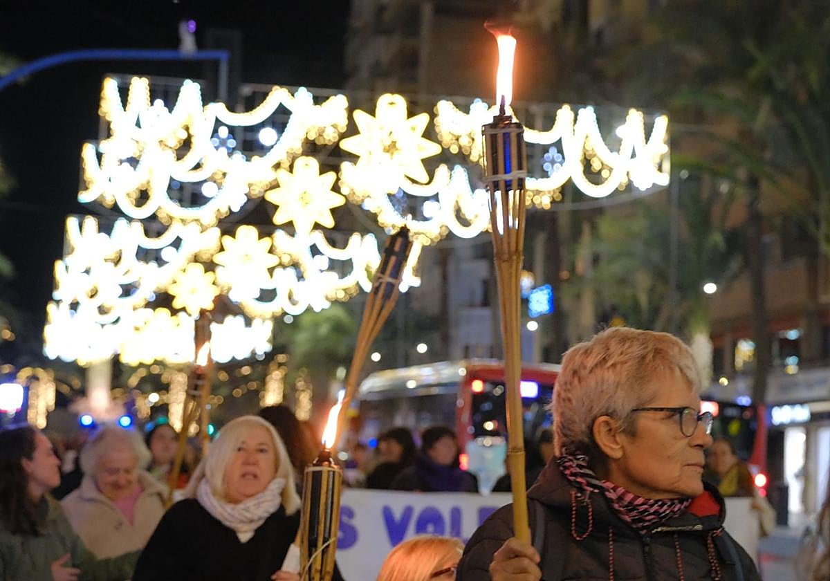 Las antorchas toman el centro de Alicante en una marcha multitudinaria por el 25N