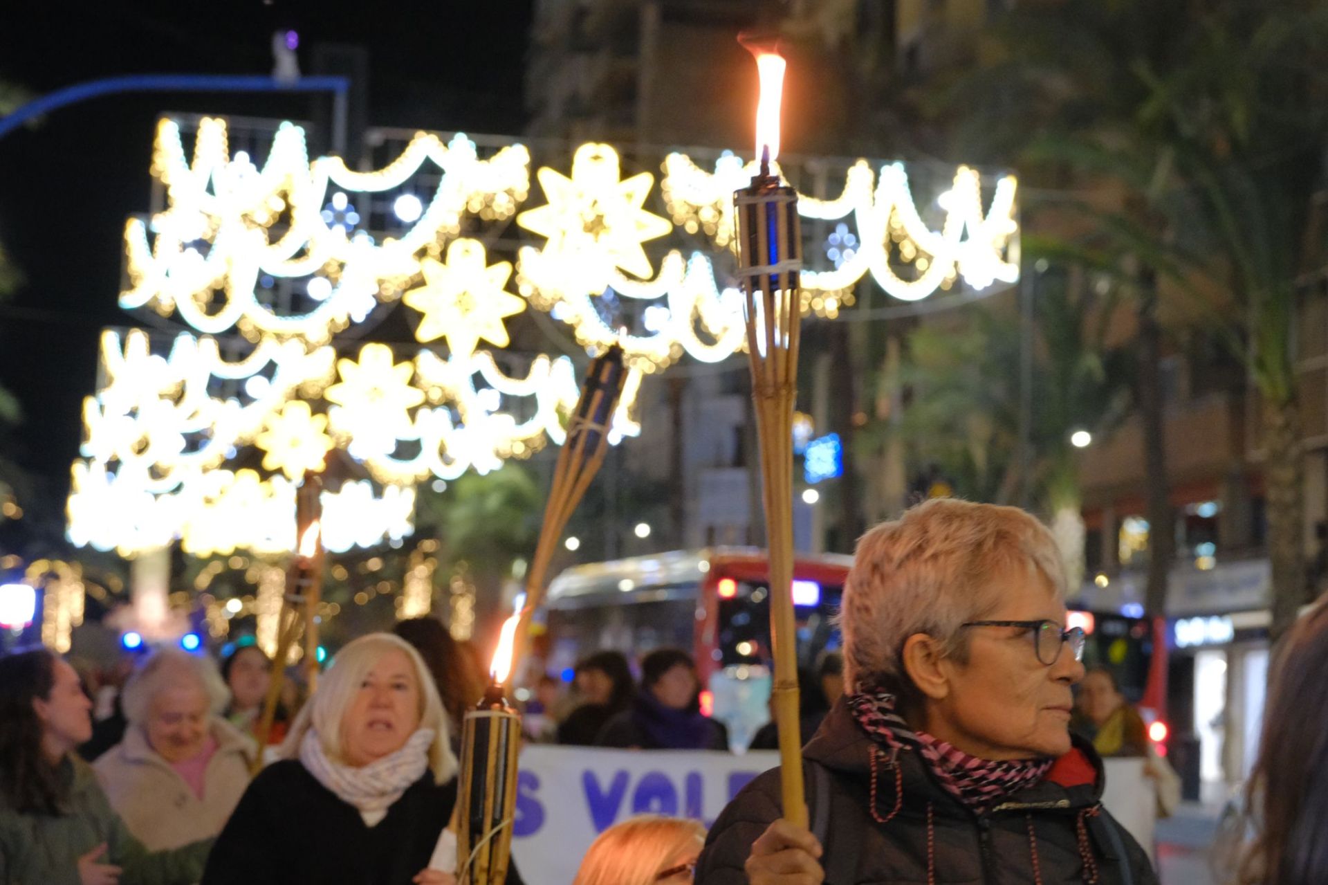 Las antorchas toman el centro de Alicante en una marcha multitudinaria por el 25N