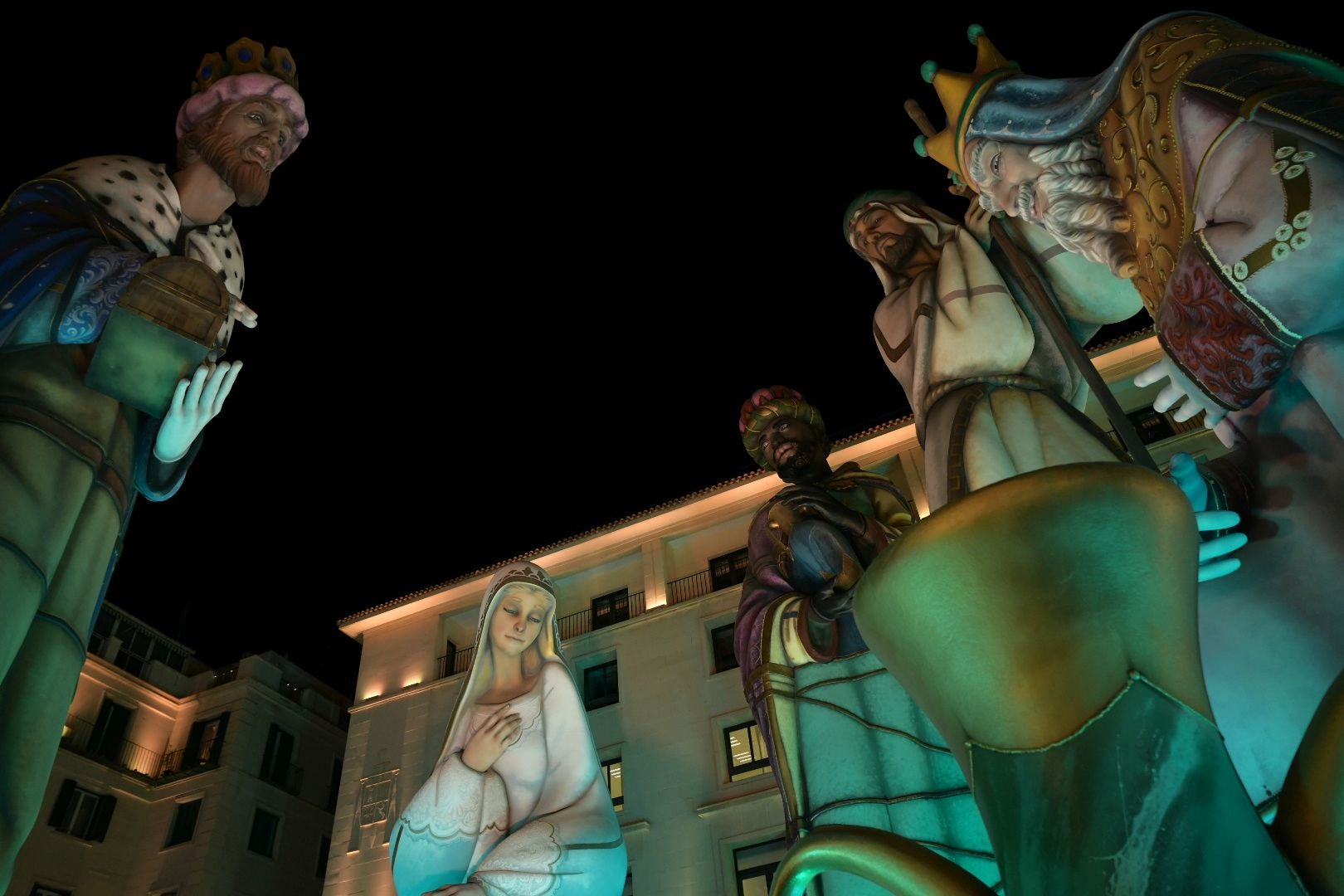 La inauguración del Belén gigante de Alicante transforma la plaza en un espectáculo de luz y magia