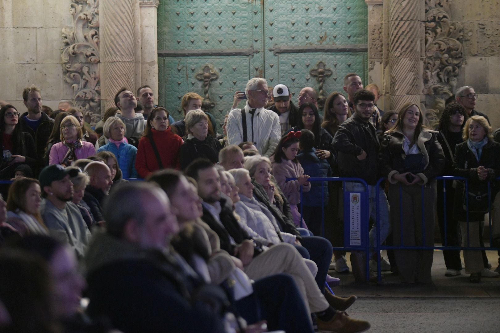 La inauguración del Belén gigante de Alicante transforma la plaza en un espectáculo de luz y magia