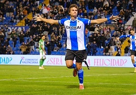 Slavy celebra su primer gol con la camiseta del Hércules.
