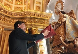 Barcala entrega el bastón de mando a la Virgen del Remedio.