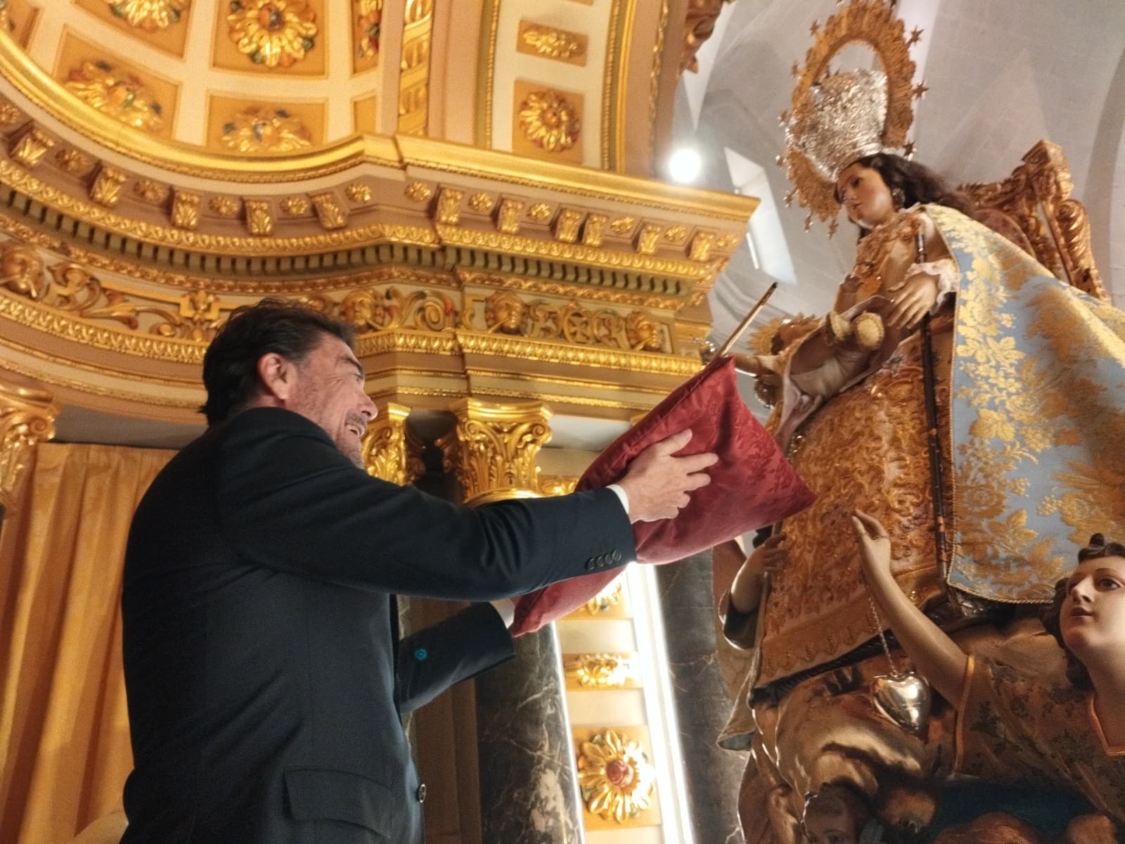 Barcala entrega el bastón de mando a la Virgen del Remedio.