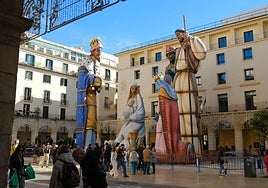 La plaza del Ayuntamiento coronada por el Belén gigante y cerrada al tráfico.