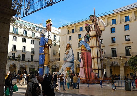 La plaza del Ayuntamiento coronada por el Belén gigante y cerrada al tráfico.
